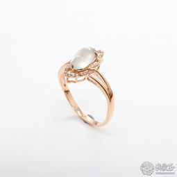 匠心獨運，璀璨個性 18K玫瑰金鑲嵌與翡翠蛋面戒指的定制藝術